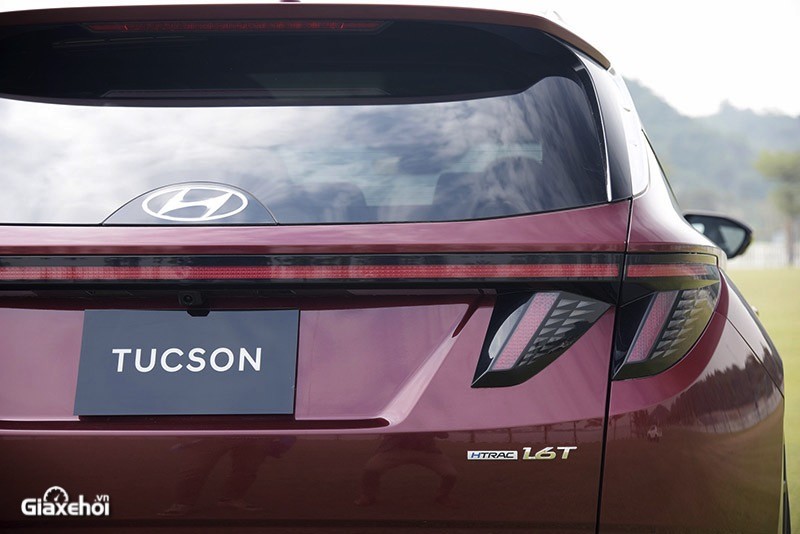 Hyundai Tucson 2023 nổi bật với cụm đèn hậu được nối liền sử dụng công nghệ LED dạng răng cưa 2 bên. Đèn xe còn được nối liền bởi dải LED chạy ngang phần cốp sau đầy hiện đại.