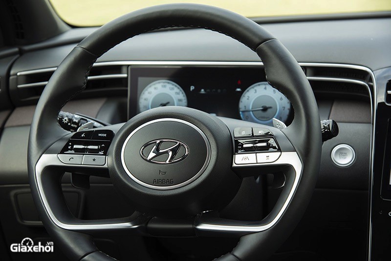 Khoang lái của Hyundai Tucson 2023 có thiết kế theo hình vòng cung tạo độ mở cho không gian xe.