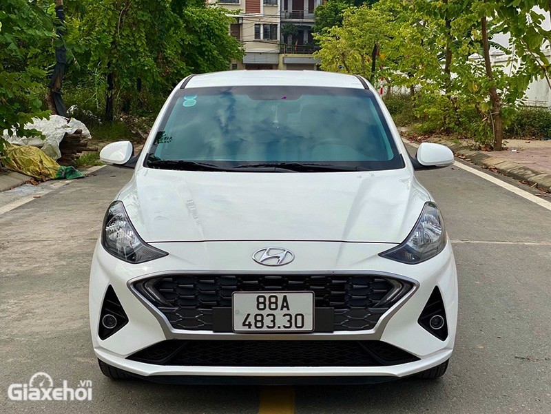 Hyundai Grand i10 sedan 2023 nổi bật với lưới tản nhiệt hình thang hai bên với kích thước lớn hơn, tạo nên nét hiện đại cho xe.