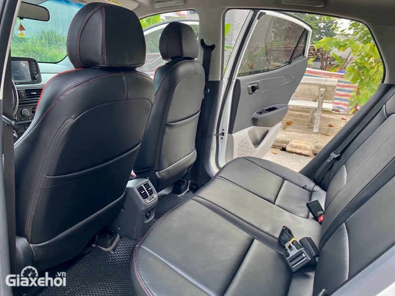 Không gian hàng ghế sau của Hyundai Grand i10 sedan 2023 rộng rãi hàng đầu phân khúc nhờ trục cơ sở đạt 2.450 mm, giúp cho khoảng để chân thêm thoải mái hơn.