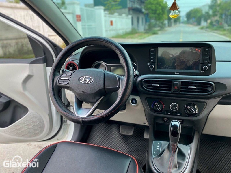Hyundai Grand i10 sedan 2023 sở hữu khoang lái với nhiều cải tiến như màn hình nổi, vô-lăng mới tạo cảm giác ấn tượng cho người dùng.