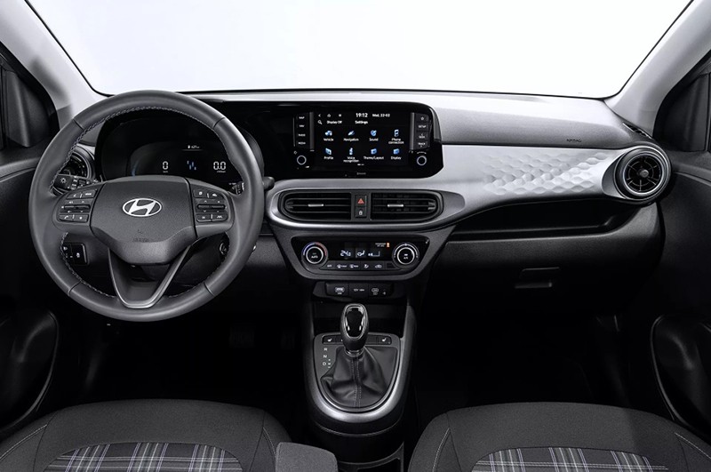 Ở không gian nội thất Hyundai Grand i10 2024 không có nhiều thay đổi về mặt bố trí và phong cách thiết kế cabin.