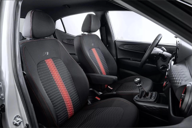 Hyundai Grand i10 N Line 2023 có ghế nỉ in logo N Line kết hợp với tông màu đỏ đậm.