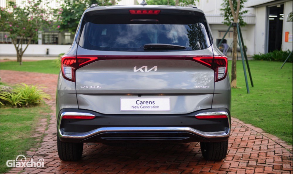 Kia Carens Luxury 2023 với đuôi xe hiện đại.
