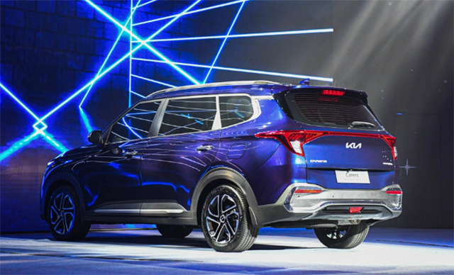 Đuôi xe Kia Carens 2023.