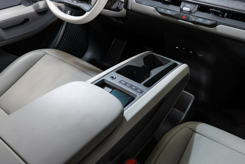 Kia EV9 2024 sở hữu hàng loạt tiện nghi cao cấp mang đến trải nghiệm hiện đại cho người dùng.