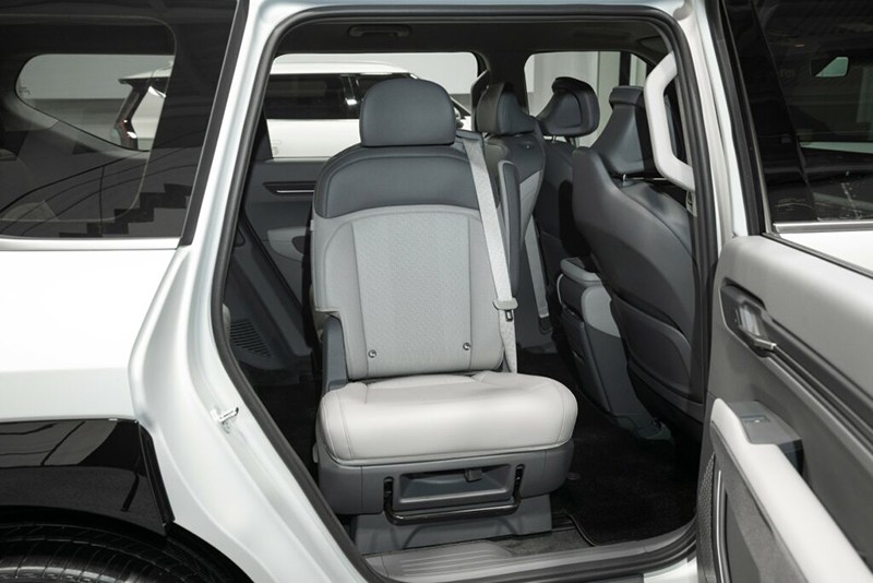 Hàng ghế thứ 2 của Kia EV9 2024 được thiết kế rời và có thể xoay 180 độ giúp không gian khoang hành khách rộng hơn.