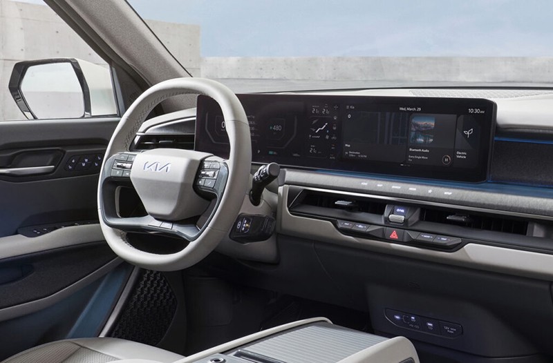 Bảng táp-lô đa tầng của Kia EV9 2024 là một trong những điểm nhấn của mẫu SUV này cùng tông màu trắng kem sang trọng.