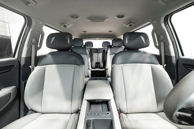 Kia EV9 2024 cung cấp cho người dùng không gian rộng rãi với cấu hình 6 hoặc 7 chỗ ngồi tùy phiên bản.