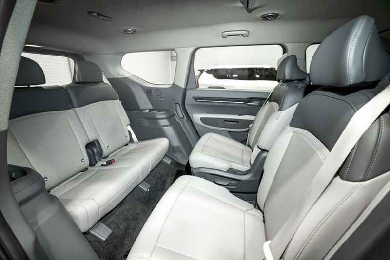 Ghế xe Kia EV9 2024 thiết kế có thể xoay tùy theo nhu cầu của người dùng đầy tiện lợi.