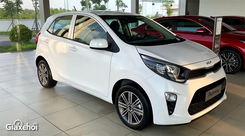 Kia Morning tiêu chuẩn có ngoại hình đơn giản hơn so với các phiên bản cao cấp và không có đèn định vị ban ngày.