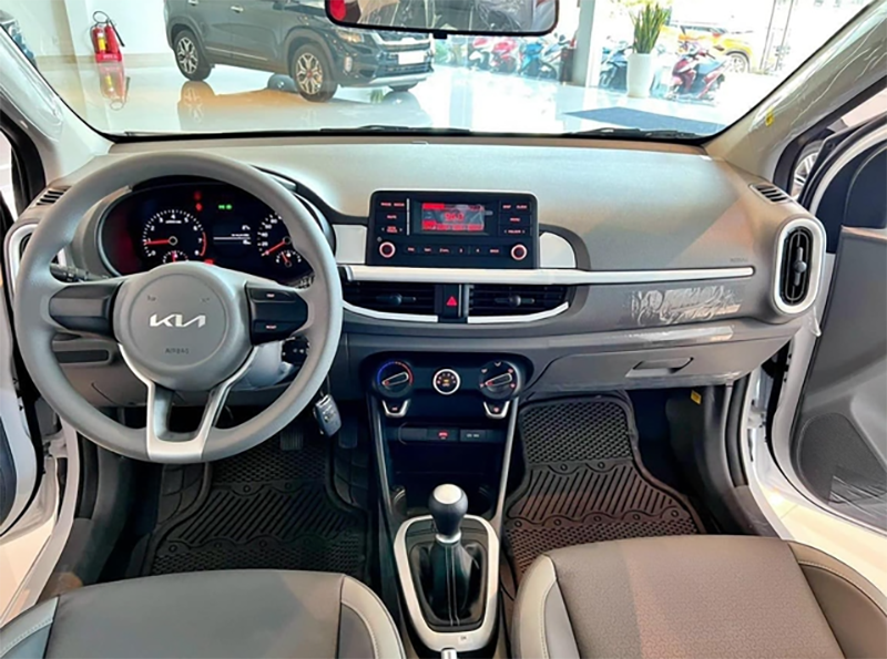 KIA Morning MT 2023 với nội thất mới.