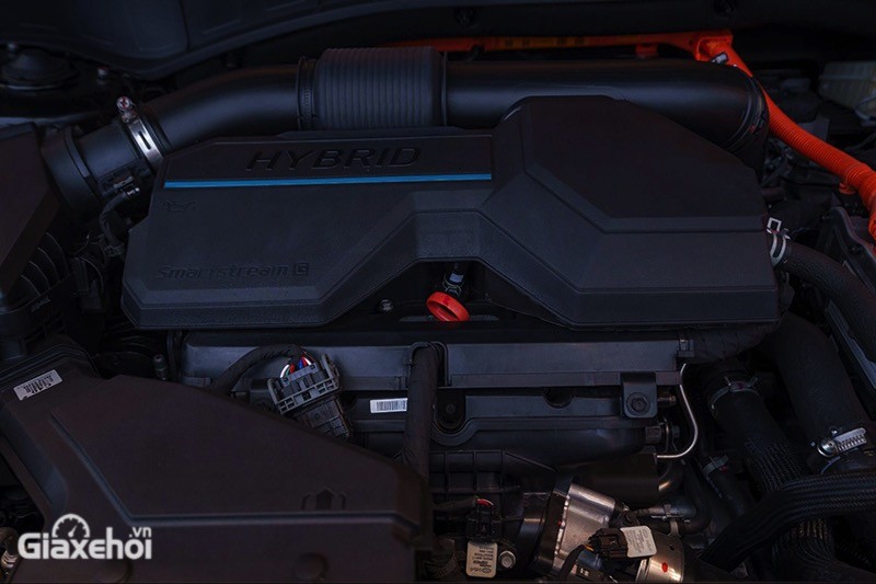 Kia Sorento 2023 sử dụng động cơ lai sẽ giúp tiết kiệm nhiên liệu và hướng đến khả năng vận hành êm ái hơn.