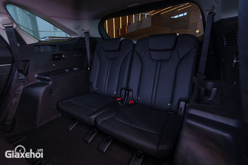 Hàng ghế cuối của Kia Sorento có khả năng gập 5:5 bằng điện mở rộng không gian chứa đồ.