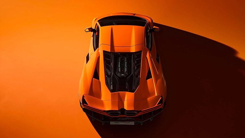 Lamborghini Revuelto 2023 là mẫu siêu xe mới nhất của gia đình Lamborghini, đây cũng là mẫu xe tiên phong kết hợp sử dụng động cơ điện của hãng xe nổi tiếng nước Ý.