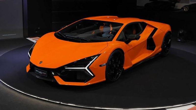 Lamborghini Revuelto 2023 vẫn giữ những đường nét thiết kế đặc trưng làm nên tên tuổi của hãng siêu xe Ý.