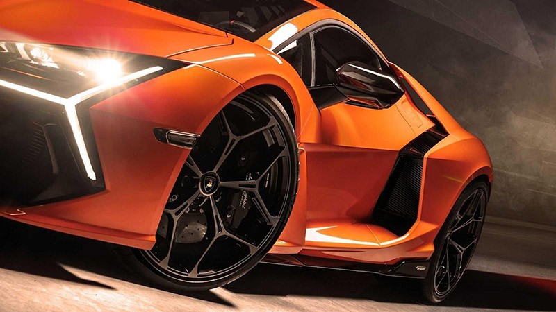 Siêu xe Lamborghini Revuelto 2023 được trang bị mâm xe 5 chấu tạo hình chữ Y có kích thước 21 inch.