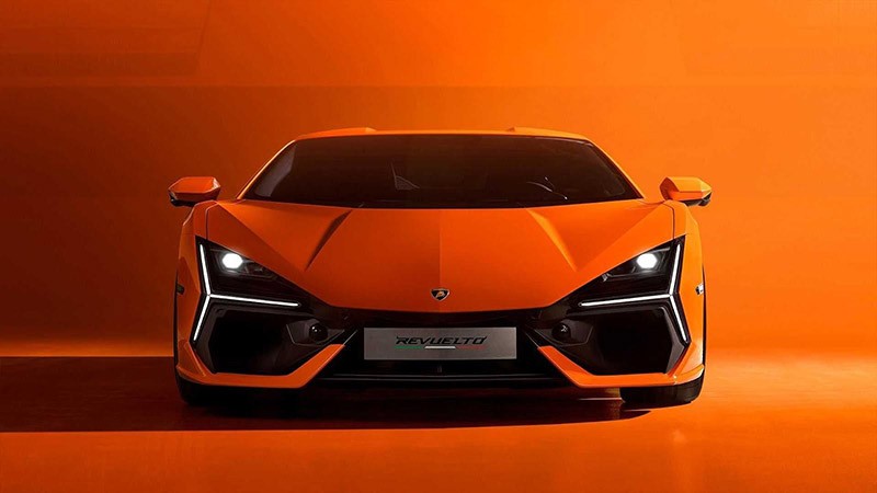 Mặt trước của Lamborghini Revuelto 2023 nổi bật với dải đèn LED ban ngày cỡ lớn hình chữ Y, đèn pha projector LED đặt phía trên.