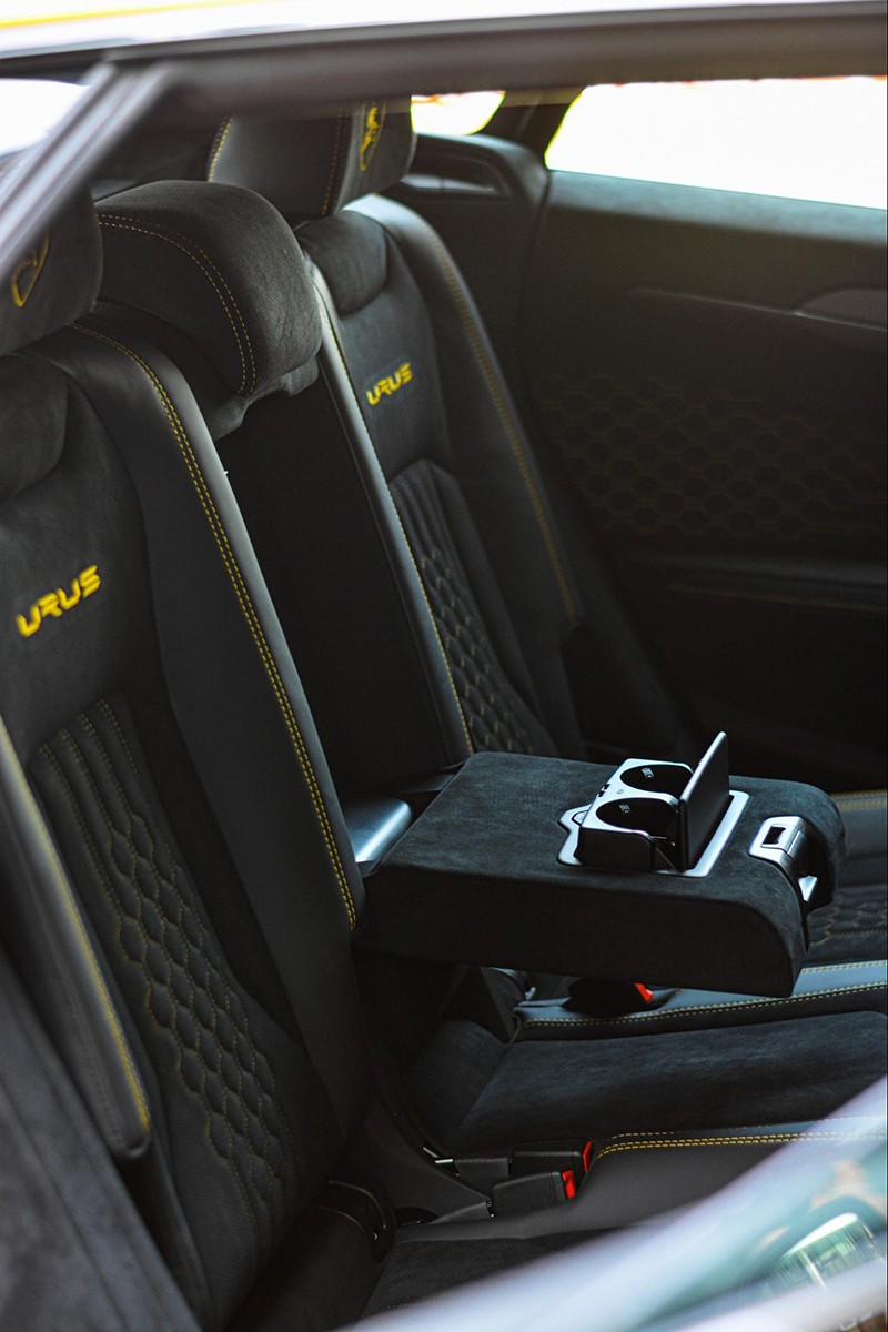 Không gian hàng ghế sau của Lamborghini Urus Performante đủ rộng rãi cho 3 người lớn ngồi thoải mái.