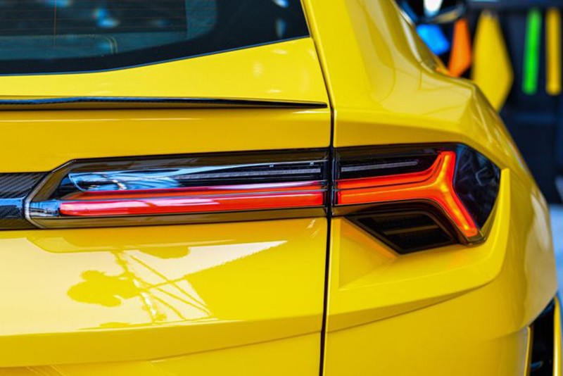 Cụm đèn hậu LED  hình chữ Y tiếp tục xuất hiện ở phần đuôi với thiết kế mỏng tạo ra vẻ hiện đại, tốc độ cho Lamborghini Urus Performante.