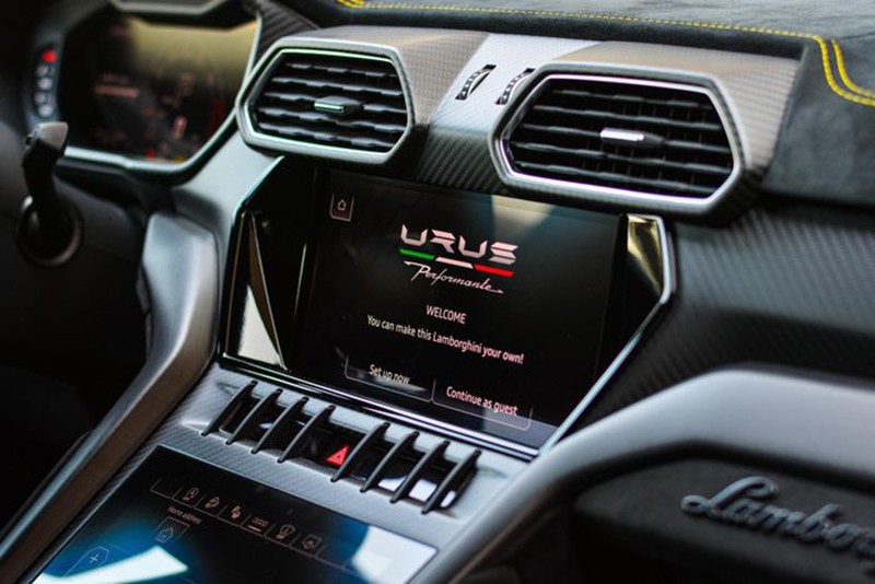 Lamborghini Urus Performante 2023 sử dụng 2 màn hình trung tâm, xung quanh được ốp carbon tạo nên vẻ cao cấp, thể thao cho xe.