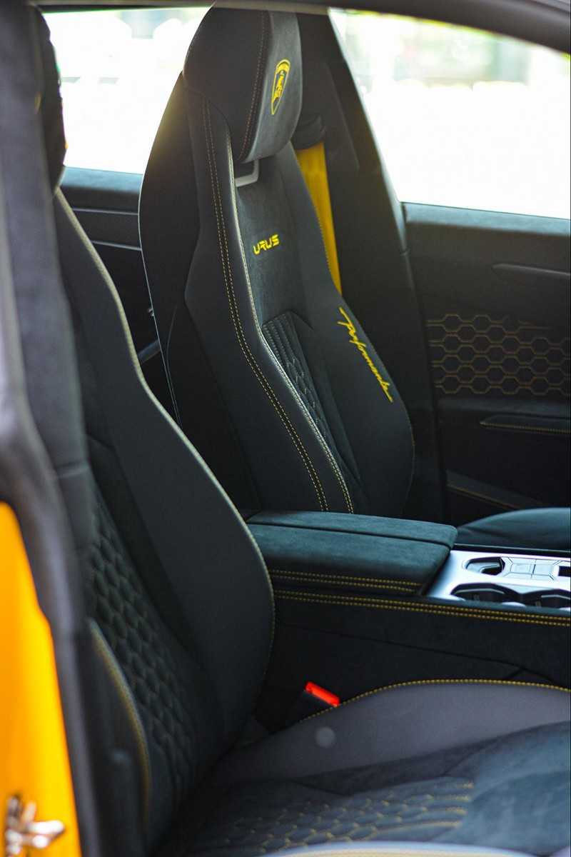 Chất liệu ghế xe là da Alcantara tạo cho người dùng sự thoải mái, lưng ghế siêu SUV này còn có các họa tiết kim cương nổi khối, chỉ khâu màu vàng ấn tượng.