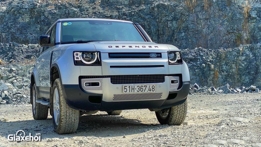 Land Rover Defender, một mẫu xe nổi bật trong dòng xe địa hình với sự chắc chắn, mạnh mẽ vượt trội.