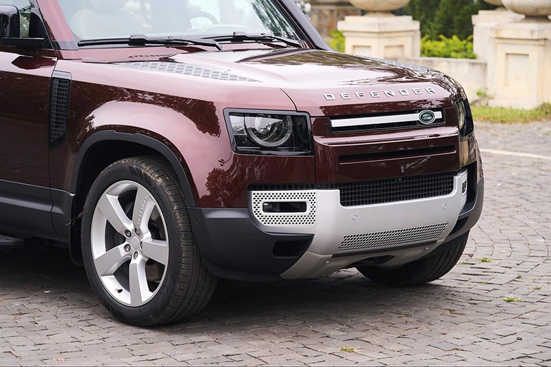 Những chi tiết truyền thống trên Land Rover Defender 130 2023 vẫn xuất hiện. Hai bên là cụm đèn trước hình chữ nhật, bên trong là vòng tròn lớn cổ điển cùng hai khối vuông tinh tế.