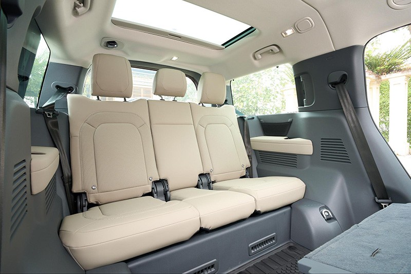 Hàng ghế cuối của Land Rover Defender 130 đầy rộng rãi và cũng có đến 3 vị trí ngồi dành cho người lớn.