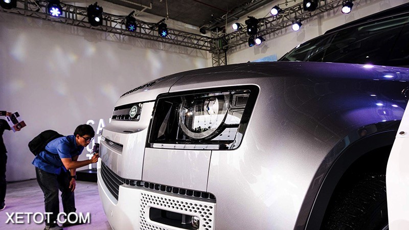 Land Rover Defender 2023 với phần đầu với đèn elip quen thuộc.
