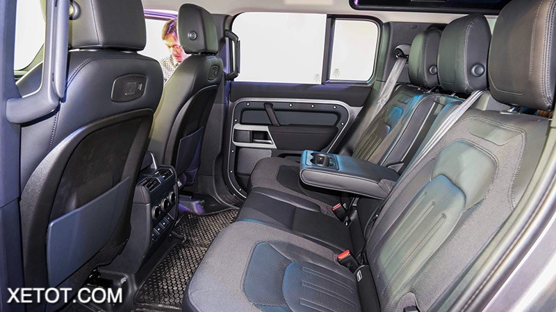 Land Rover Defender 2023 có hệ thống 3 hàng ghế rộng rãi.