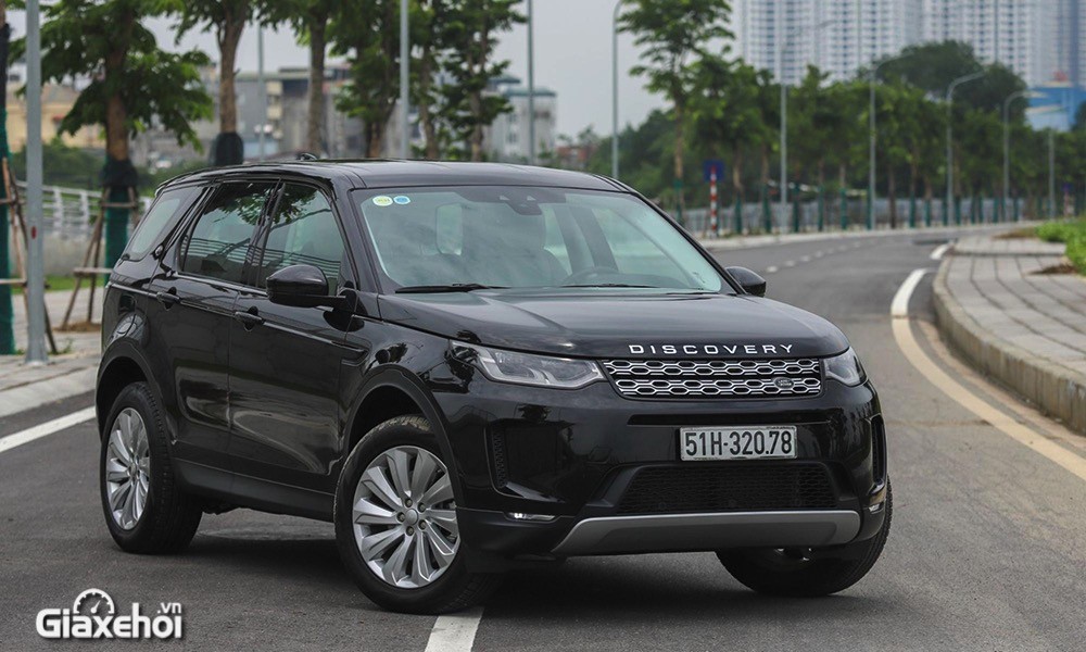Land Rover Discovery Sport 2023 với phần đầu quen thuộc.