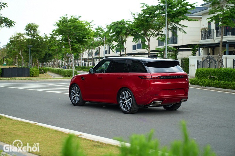 Range Rover Sport có đèn hậu mỏng, sắc sảo hơn với công nghệ LED