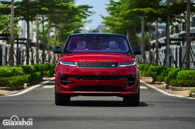 Range Rover Sport sở hữu hệ thống đèn pha/cos thanh mảnh với công nghệ LED thích ứng