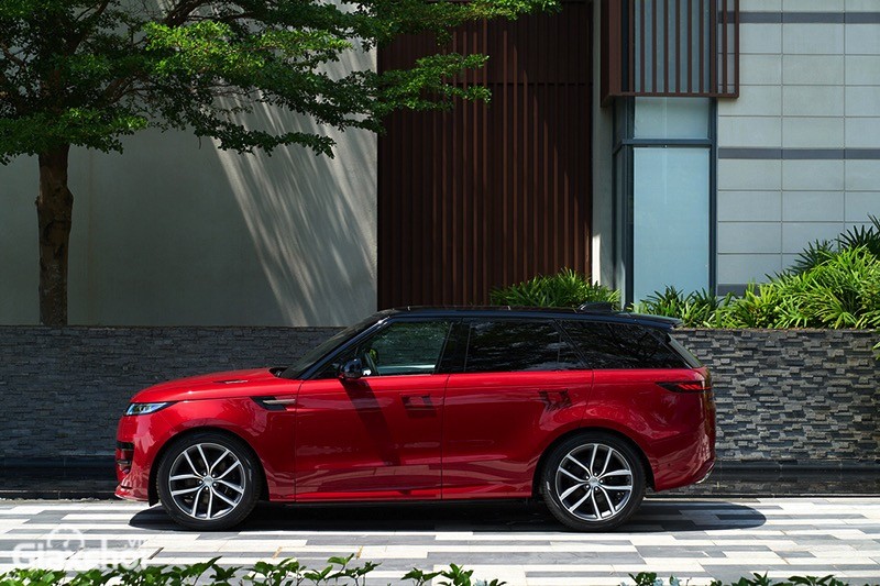 Phong cách SUV “thùng to” vẫn được thể hiện rõ nét trên Range Rover Sport 2023