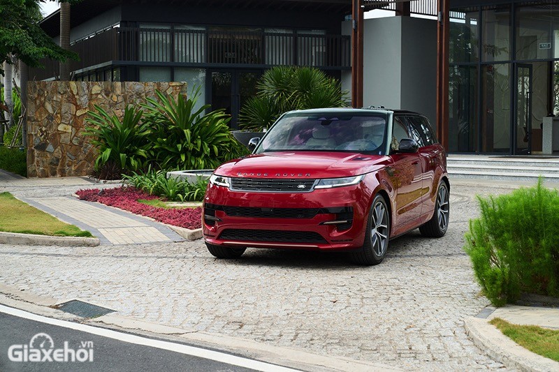 Range Rover Sport nổi bật hơn với phần trần xe tối màu, trong khi tay nắm cửa cùng màu thân.