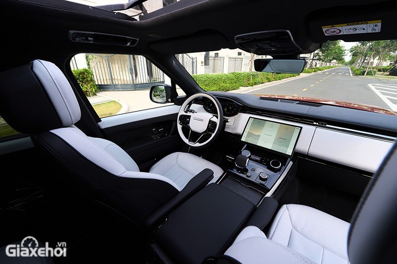 Không gian trong xe, Range Rover Sport được thiết kế đơn giản, các phím bấm vật lý được lược bỏ. 