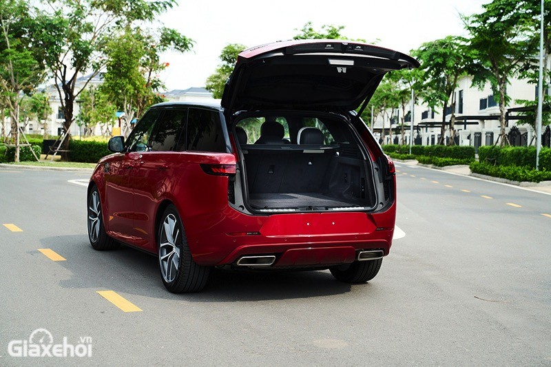 Range Rover Sport 2023 có cốp xe rộng rãi đáp ứng mọi nhu cầu người dùng