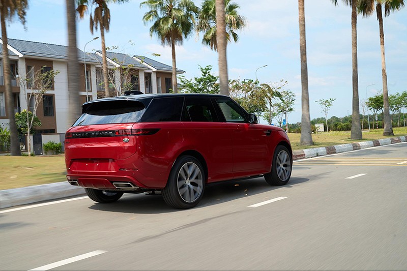 Cụm đèn hậu của Range Rover Sport First Edition được vuốt lại mỏng và sắc nét hơn với công nghệ LED.