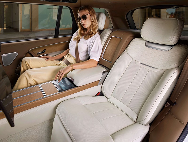 Range Rover có cấu hình 4 chỗ được thiết kế ghế thương gia