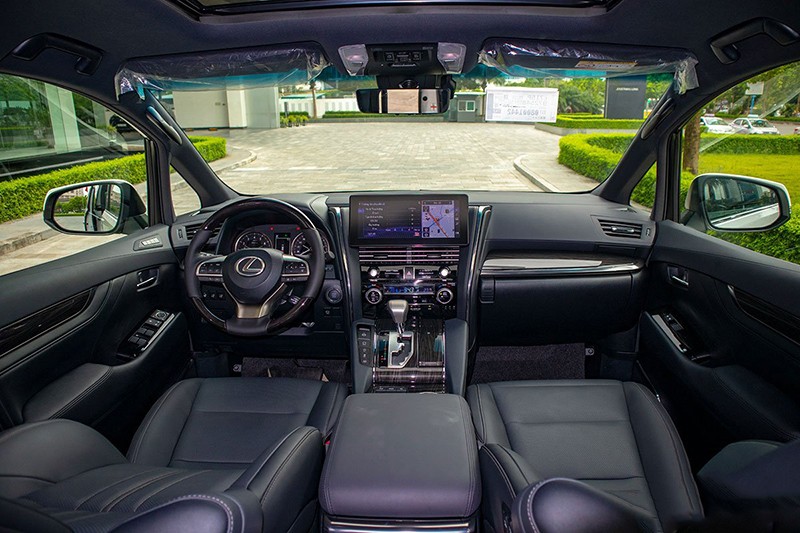 Bước vào không gian trong xe, Lexus LM được thiết kế sang trọng, tiện nghi đi cùng loạt vật liệu cao cấp như đèn viền nội thất 16 màu.