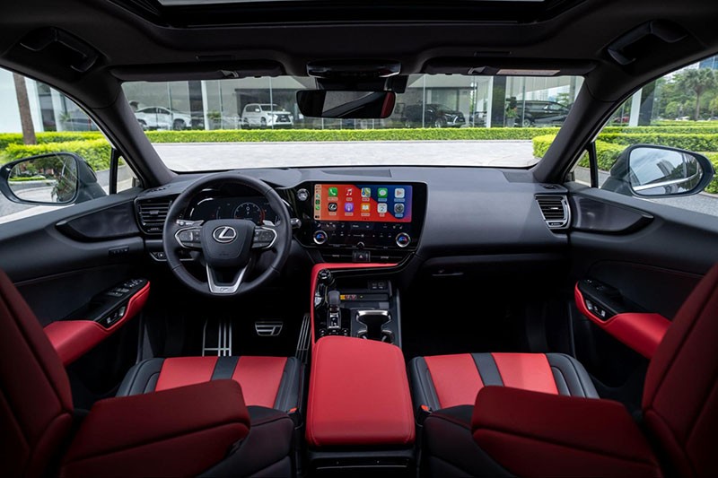 Bước vào bên trong, khách hàng sẽ cảm nhận được sự sang trọng, thân thiện trong từng đường nét thiết kế trên Lexus NX.