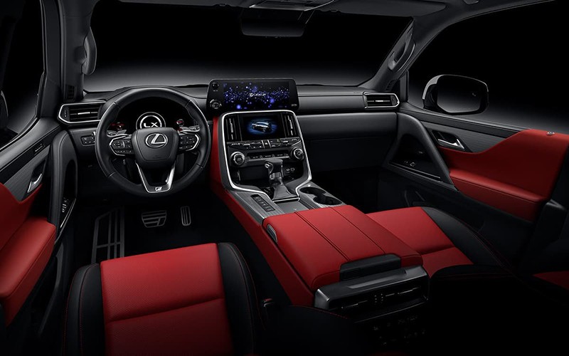 Đi vào bên trong, Lexus LX sang trọng, đẳng cấp với loạt vật liệu cao cấp như da, gỗ hay kim loại. 