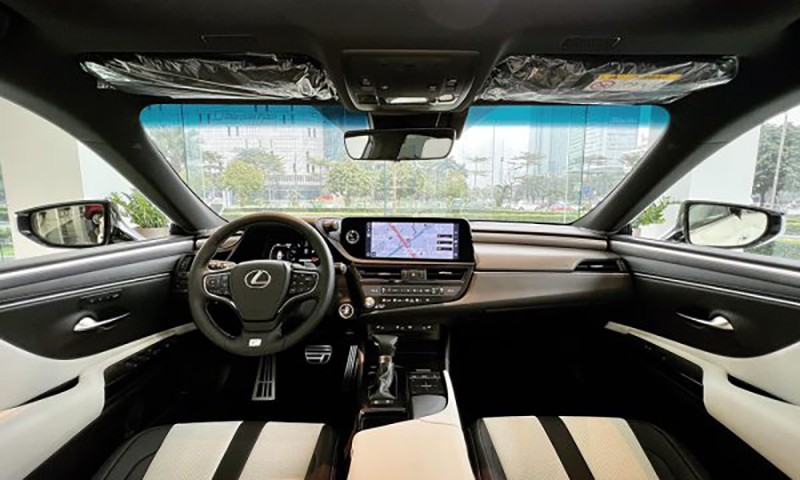 Không gian bên trong Lexus ES tiếp tục mang đến cảm giác sang trọng, đẳng cấp cho người sử dụng với loạt tiện nghi cao cấp như chất liệu da, gỗ.