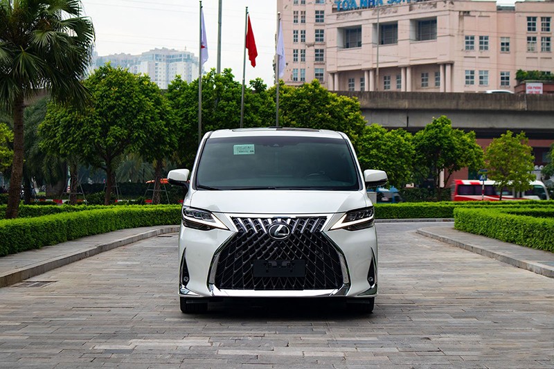 Lexus LM là dòng xe Minivan lần đầu giới thiệu tại Việt Nam vào năm 2021. Xe sở hữu phong cách sang trọng với cụm tản nhiệt hình suốt đặc trưng kết hợp đèn pha LED thích ứng.