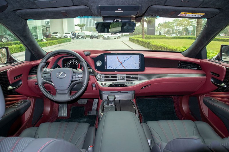 Không gian trong xe Lexus LS sang trọng và đẳng cấp với chất liệu da với đường chỉ bắt mắt. 