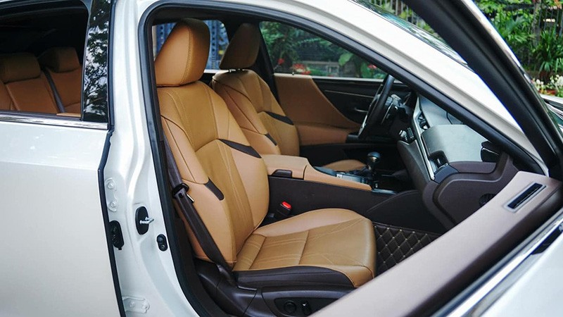 Toàn bộ ghế ngồi của Lexus ES 250 2023 đều được bọc da cao cấp mang đến cảm giác êm ái, dễ chịu mang đến trải nghiệm cao cấp cho người dùng.