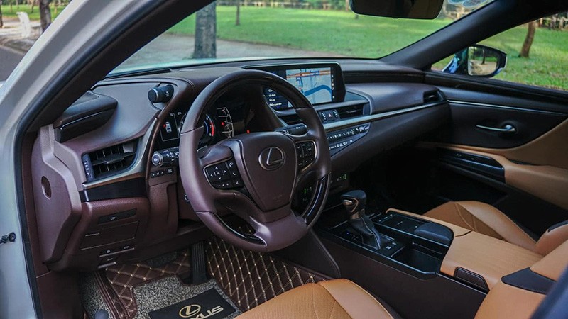 Khoang lái của Lexus ES 250 2023 có những vật liệu cao cấp như ốp gỗ, da và cách bố trí hợp lý hướng đến người dùng.