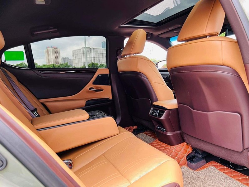 Lexus ES 300h 2023 sở hữu không gian rộng rãi dành cho các ông chủ trải nghiệm phía sau, bệ tỳ tay tích hợp các chế độ sưởi/thông gió hàng ghế sau.