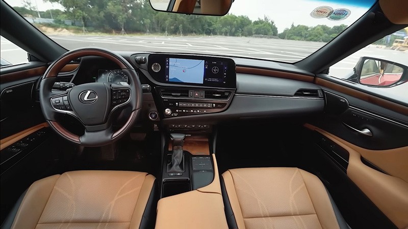 Khoang lái Lexus ES 300h 2023 sử dụng nhiều vật liệu cao cấp như da, ốp gỗ cùng phong cách thiết kế vòng cung tạo cảm giác rộng mở.